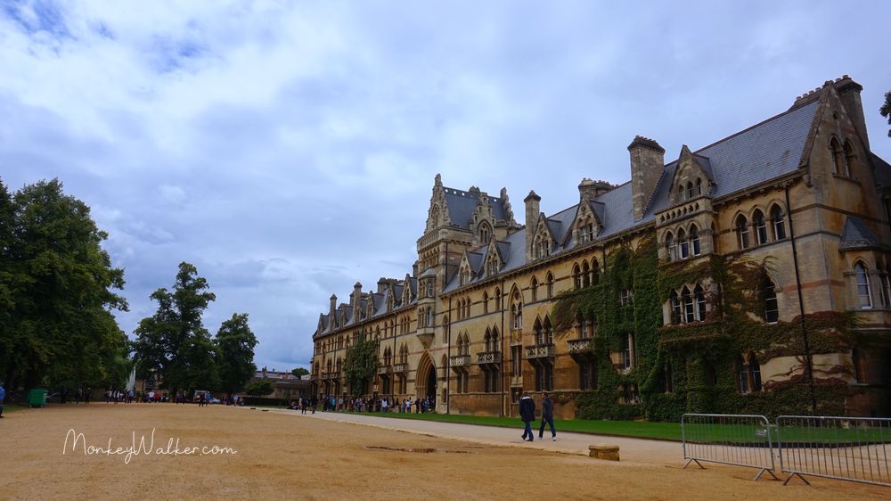 牛津大學的基督書院，記得預約門票，現場很多遊客排隊。