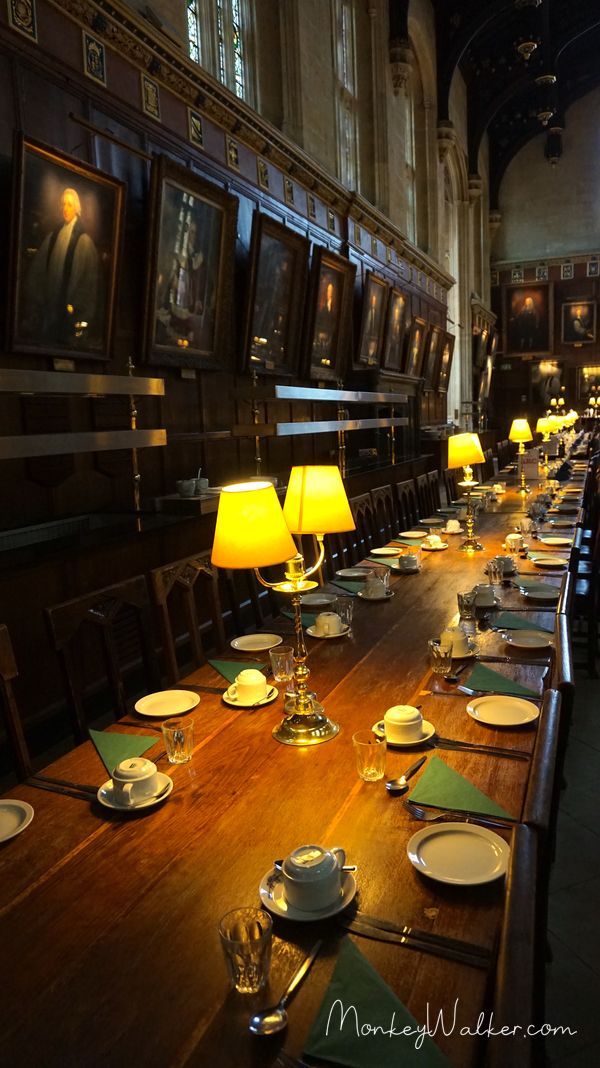 學院餐廳(The Great Hall)的餐桌與小檯燈，在這裡用餐一定很有氣氛。