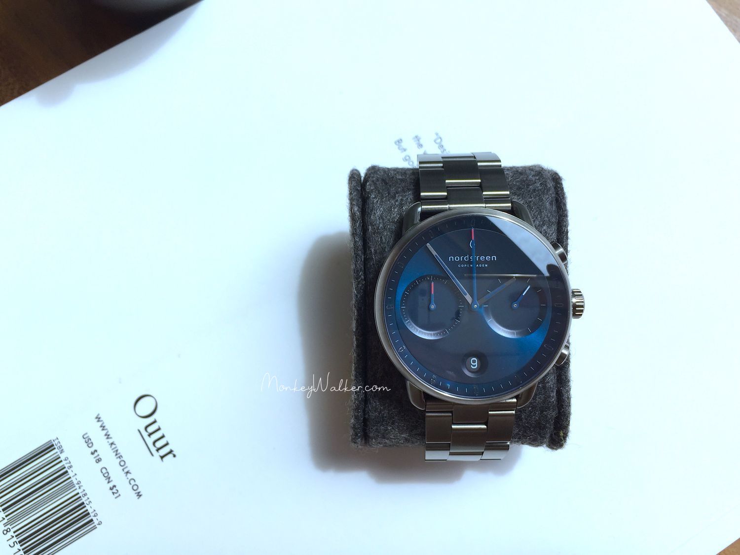 Nordgreen Pioneer先鋒系列，錶盤顏色是北歐藍、錶匡顏色是深灰色。