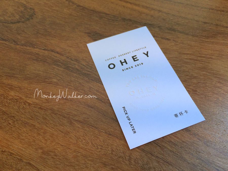 OHEY Cafe有寄杯服務，一次寄10杯可以打9折，還送一塊100內的小蛋糕，卡片蠻有質感。