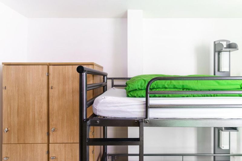 YHA London Central（倫敦市中心國際青年旅舍）簡單的鐵架床位。
