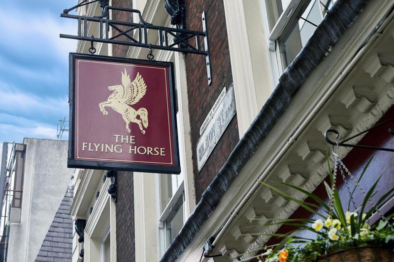 前往St Christopher's Liverpool Street (利物浦街聖克里斯托弗旅舍)時，可以先找到The Flying Horse當成座標比較好發現。