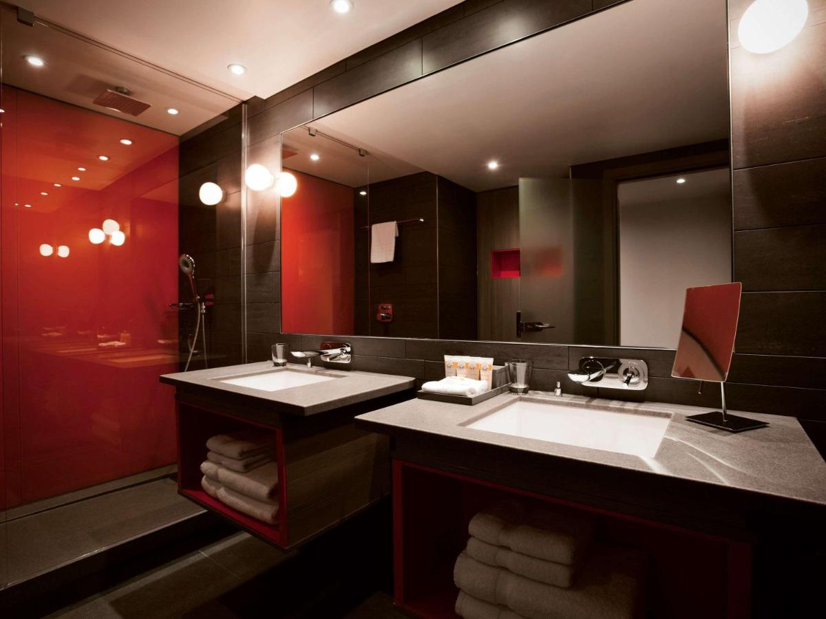 Pullman London St Pancras酒店的浴室看起來很大間。