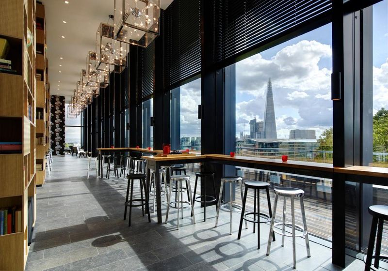 citizenM Tower of London (倫敦塔世民酒店)大廳就像咖啡廳、書店。