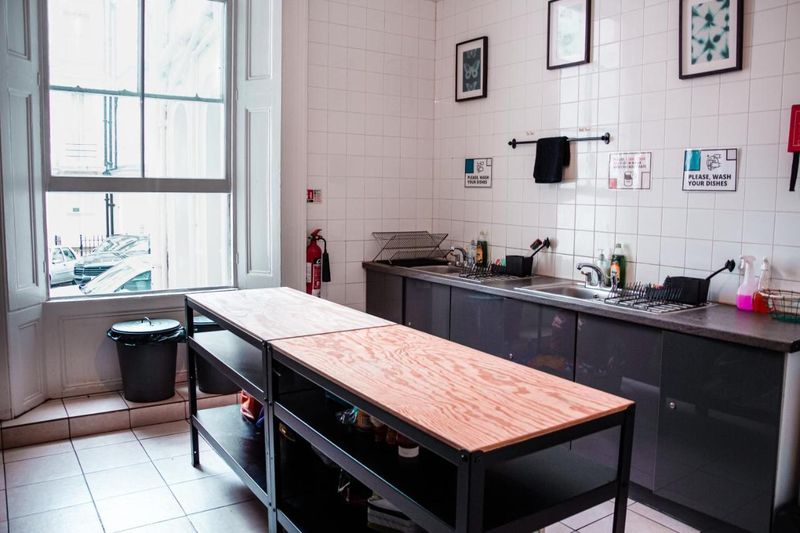 Urbany Hostel London的廚房空間。