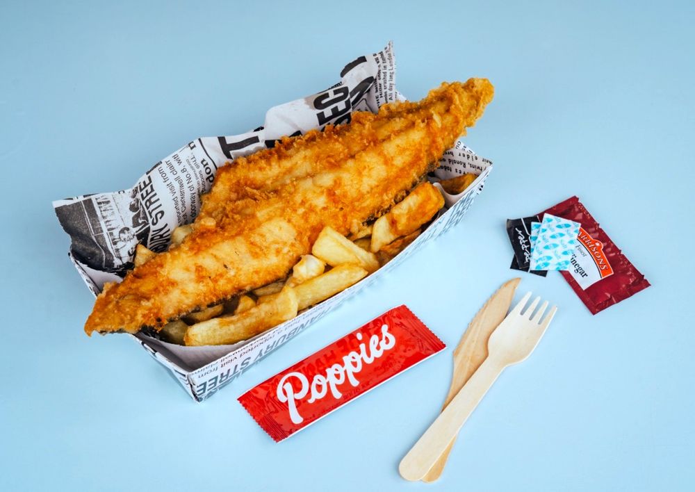説到英國美食，炸魚薯條可能是首選，Poppies Fish是一家很有英倫風格的商家。