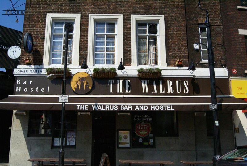 The Walrus Bar and Hostel（華樂斯酒吧旅舍）的大門外觀。