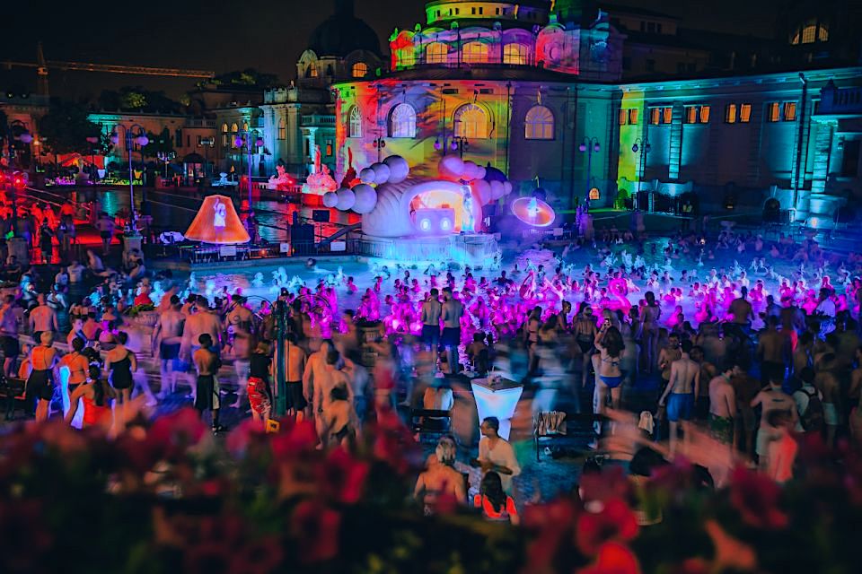 布達佩斯獨特的溫泉電音派對Sparty Budapest，舉辦地點就在塞切尼溫泉。