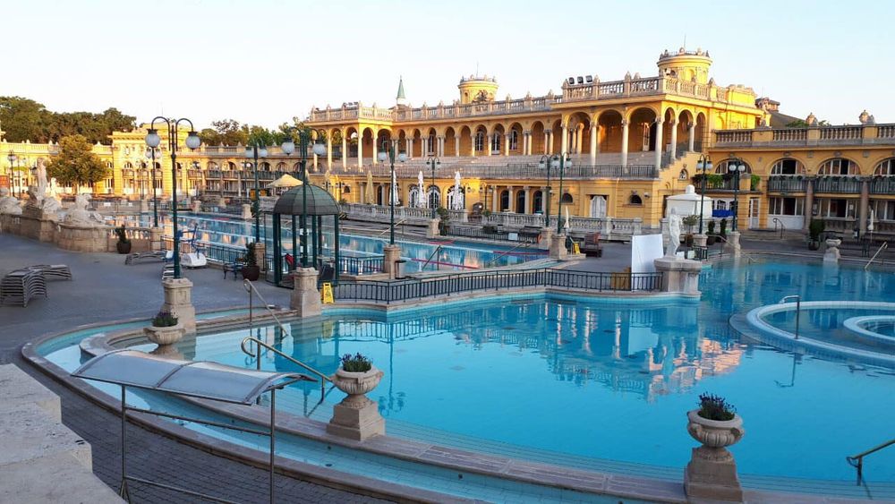 布達佩斯最有名最大的溫泉浴場-塞切尼溫泉Széchenyi Thermal Bath，觀光客超級多。