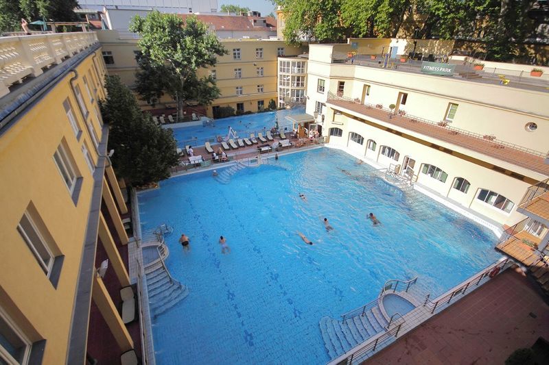 布達佩斯當地人愛去的盧卡奇溫泉Lukács Thermal Bath，幾乎沒有觀光客。