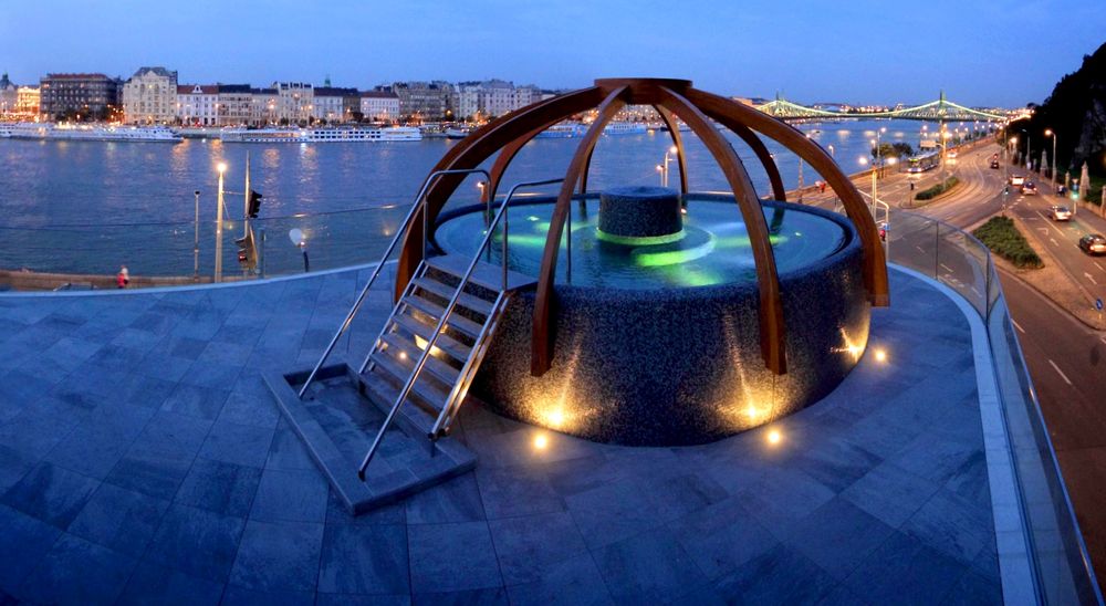 布達佩斯的盧達溫泉Rudas Thermal Bath，可以在屋頂泡湯還能看多瑙河夜景。