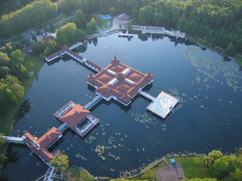 空拍黑維茲溫泉湖 Thermal Lake of Hévíz，直接在充滿蓮花的池子裡泡湯，也是蠻另類。