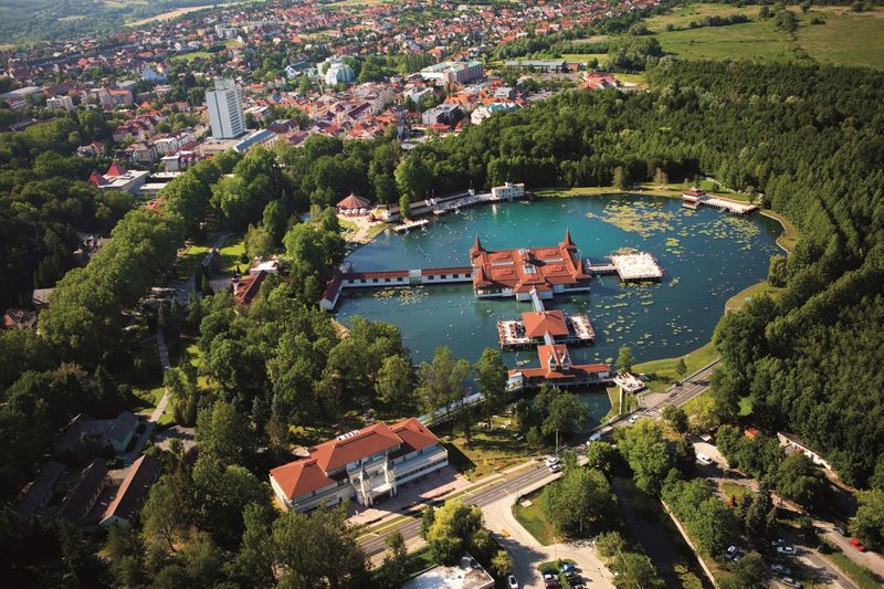 布達佩斯附近城市有一個黑維茲溫泉湖 Thermal Lake of Hévíz，以世界第二大的天然溫泉湖聞名。