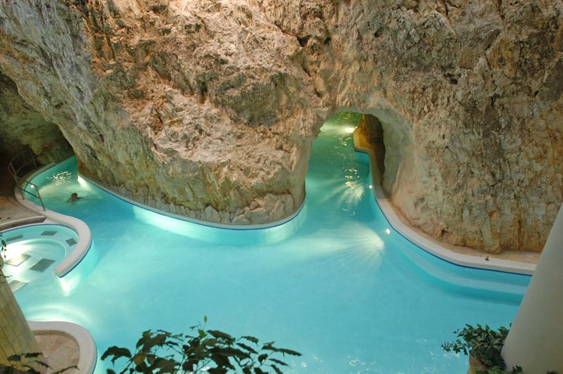匈牙利布達佩斯附近城市，有個知名的米什科爾茨洞穴溫泉 Miskolctapolca Cave Bath，漂流在神秘洞穴中看看你能找到路嗎？哈～～～～
