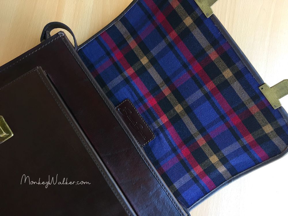 Beara Beara的包包內鋪上一層100％棉製的蘇格蘭紋布料，很英倫氣息。