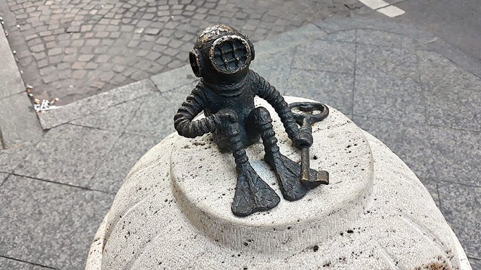 布達佩斯迷你雕像：潛水員(紐約咖啡館遺失的鑰匙)