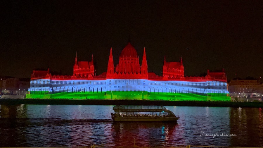 匈牙利8/20國慶日，這天會大肆慶祝建國，國會大廈夜晚變成投影畫布。