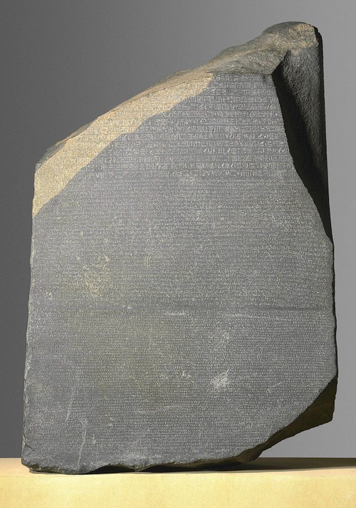大英博物館鎮館三寶之3：羅塞塔石碑 Rosetta Stone，解讀象形文字的關鍵就靠它。