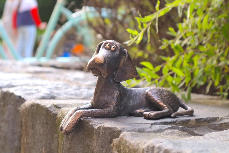 布達佩斯迷你雕像：從前，布達有一個小狗博覽會