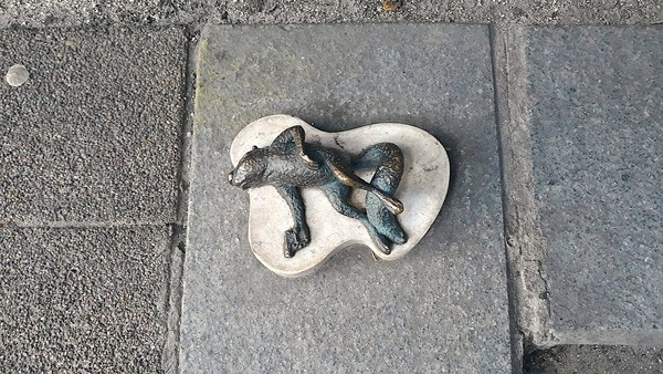 布達佩斯迷你雕像：死亡松鼠