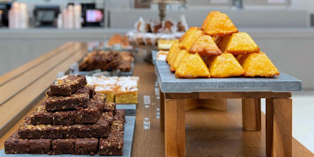 逛完大英博物館會血糖低，大中庭也有咖啡館、甜點讓你補充能量。