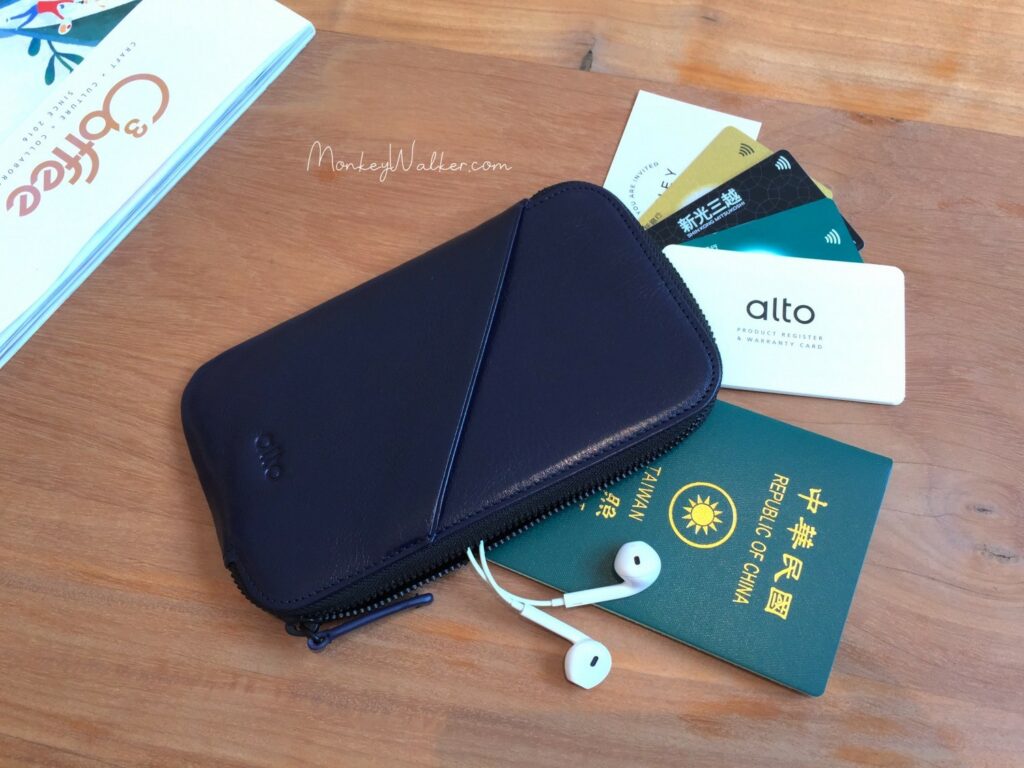 Alto旅行皮革手機收納包，這是一款多功能護照夾，網卡不用怕找不到。