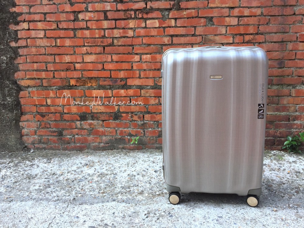 Samsonite行李箱：CubeLite破牆箱正面本人，31吋香檳色。