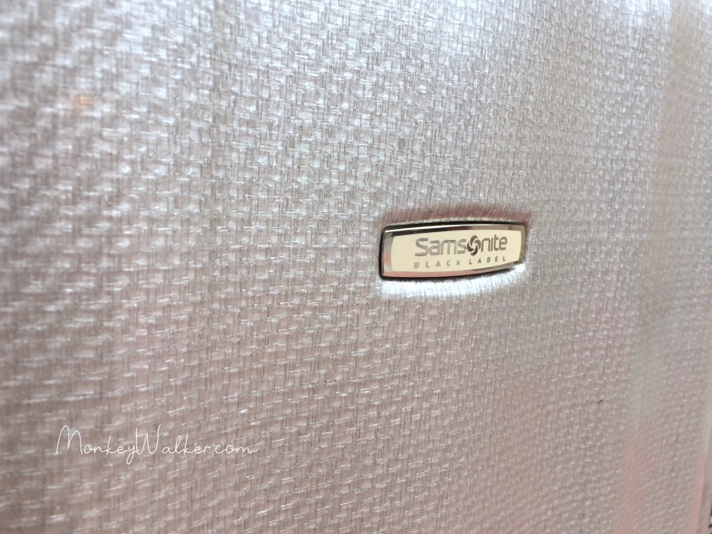 Samsonite使用專利材質Curv®，外觀獨特的編織紋路。