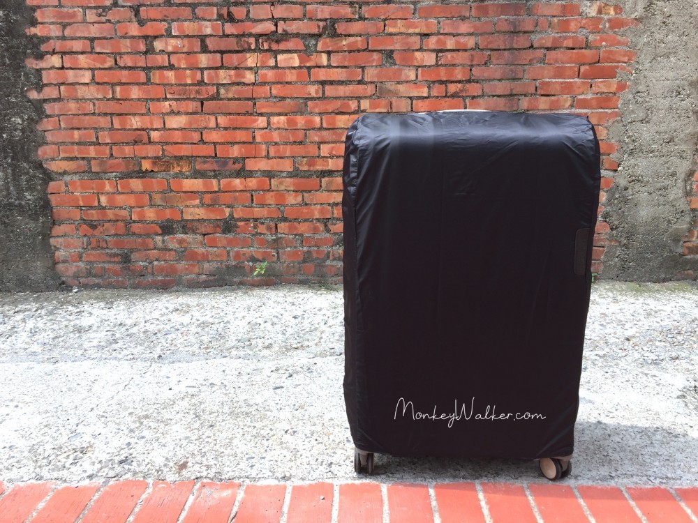 Samsonite Cubelite破牆箱可以套上附贈的保護套，保護你的行李箱不刮傷。
