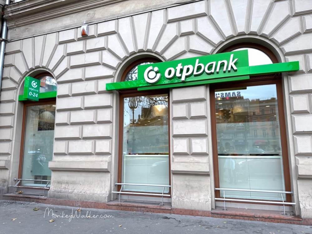 匈牙利布達佩斯otpbank，綠色招牌很好找，分行也很多。
